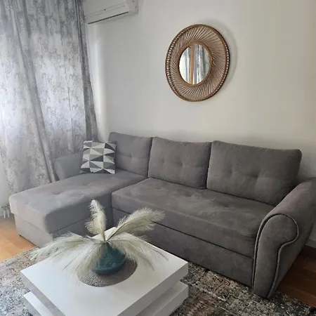 Stylish New Parking 5e Per Day Apartment
